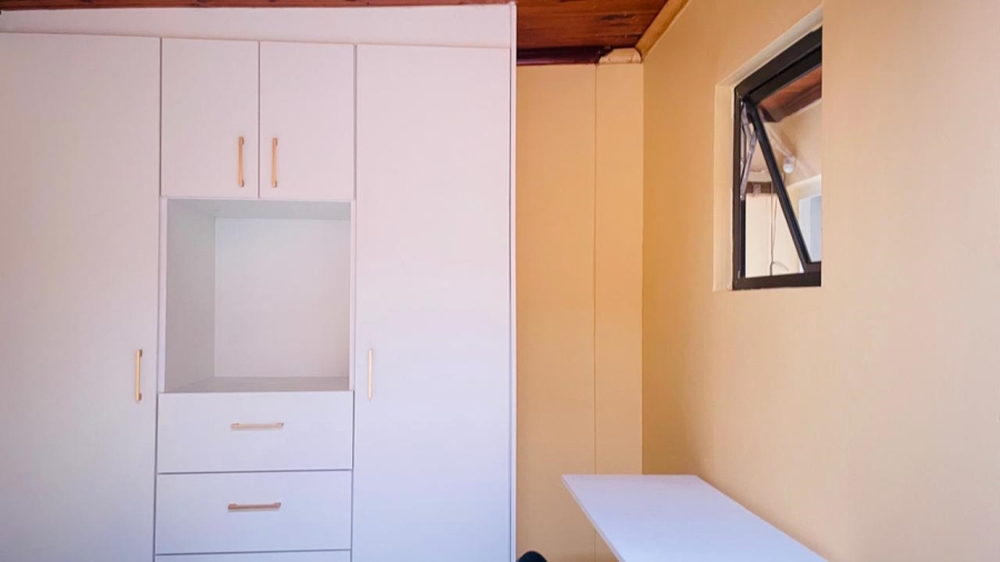 To Let 1 Bedroom Property for Rent in Goodwood Estate Western Cape